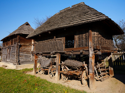 罗马尼亚的旧农村谷仓看到了整个系列