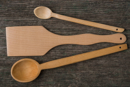 手工木制的勺子上一块木板，厨房小工具