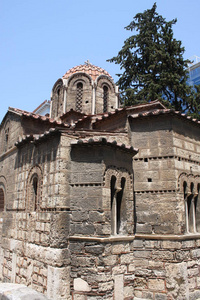 Panaghia 卡普尼卡莱教堂侧视图 Emrou 大街上。Panaghia 卡普尼卡莱教堂是希腊东正教教堂和雅典最古老的教堂之