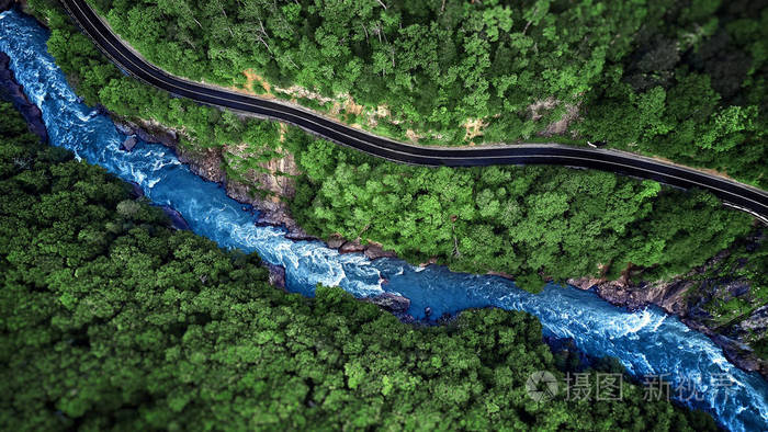 山区河流和道路的鸟瞰图高山峡谷