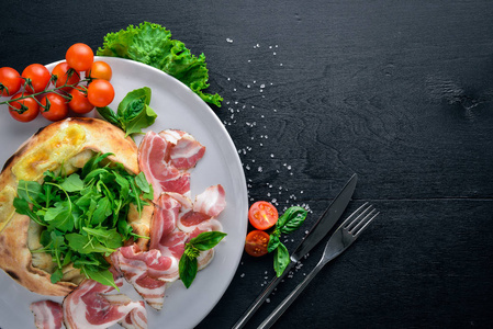 肉和蔬菜沙拉。意大利菜。在一个木制的背景。顶视图。可用空间为您的文字的