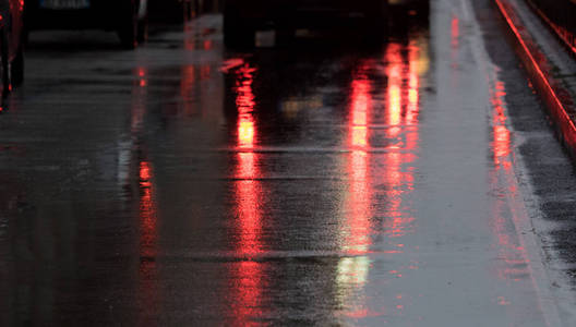 在柏油路上反射红绿灯的雨夜