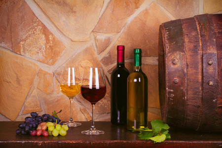 瓶子和红色和白色葡萄酒杯