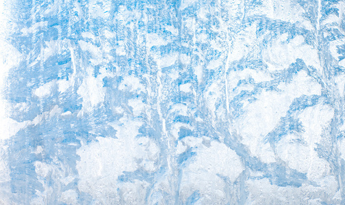 冬季玻璃上的霜状自然图案