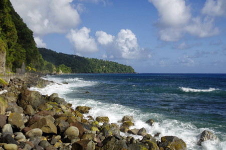 在 Berekua 村，多米尼克，小安石海岸