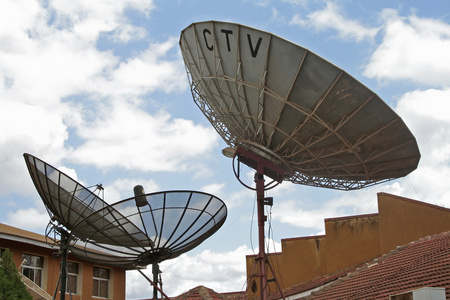 圆盘式卫星电视天线 satellite dish的名词复数 