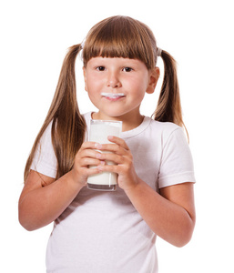 女孩喜欢牛奶