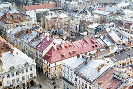 查看从上面利沃夫市住宅的屋顶上