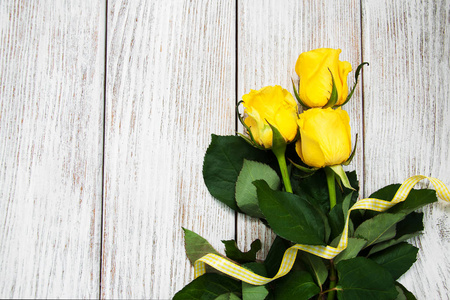 在一张桌子上的黄玫瑰图片