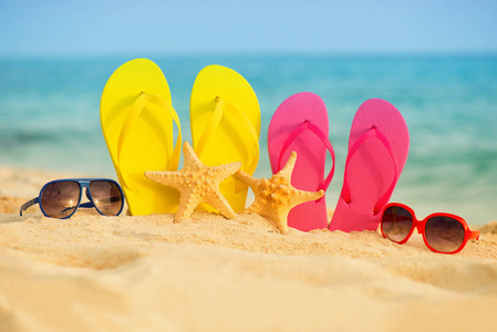 黄色 粉色凉鞋眼镜站在背景下的海砂