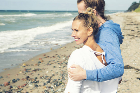年轻夫妇互相拥抱的海洋