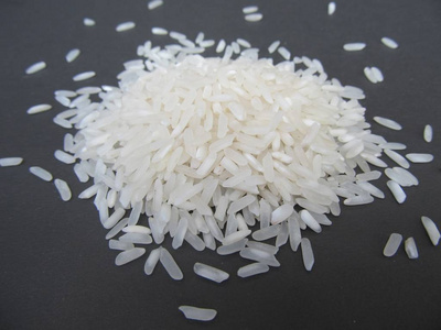 白米饭在黑色的背景图片