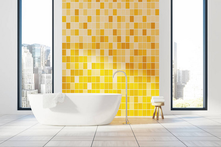 黄色的浴室内，浴缸
