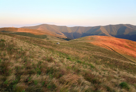 夏日朦胧的山景