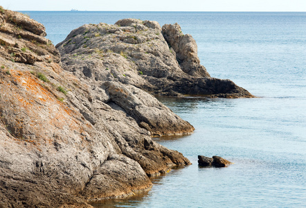 夏季岩石海岸