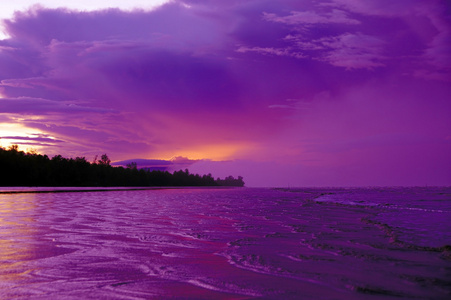 海上日落。 婆罗洲。