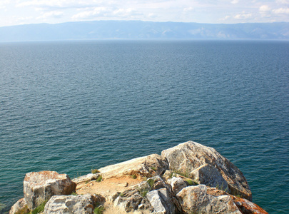 贝加尔湖的岩石海岸。