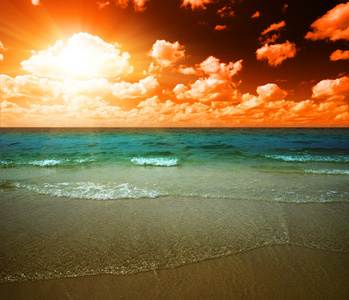 日落和热带海洋