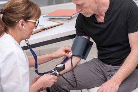 医生用血压计测量血压