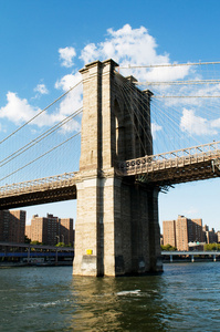 纽约布鲁克林大桥，在明亮的夏日