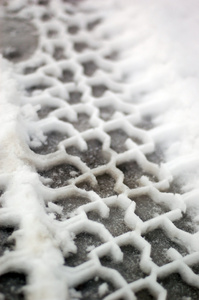 雪中的轮胎痕迹