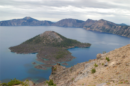 火山口形成的深湖