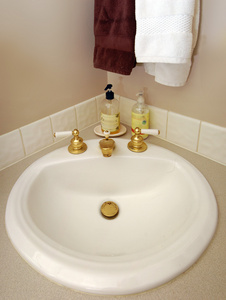 带肥皂和毛巾的浴室洗手池图片