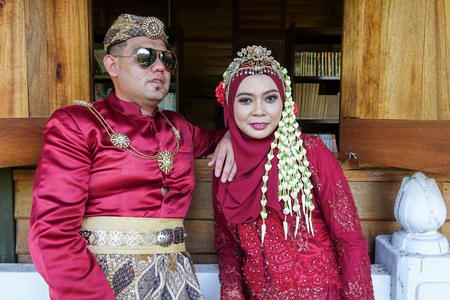传统的爪哇婚礼夫妇新娘和新郎在花园