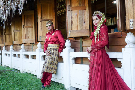传统的爪哇婚礼夫妇新娘和新郎在花园