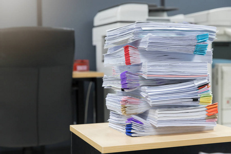 商业和金融概念的办公室工作，未完成的文件在办公室桌上，商务纸叠堆