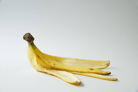 剥了皮的香蕉，在白色的背景