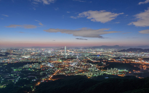 市中心的天际线在夜，韩国首尔市