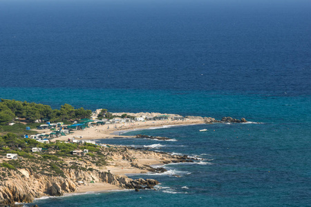 Platanitsi 海滩上遮阳伞和半岛，Chalkidiki，中央马其顿的全景视图