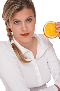 健康生活方式系列女人拿着橘子片