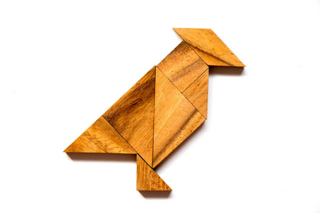 木制七巧板拼图在白色背景上的鸟形状