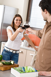 年轻夫妇在厨房里喝红酒