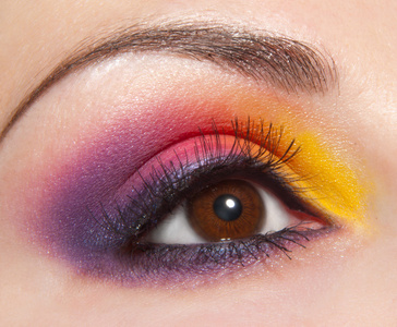 美丽的女性眼睛形状与紫罗兰黄色化妆品使你。