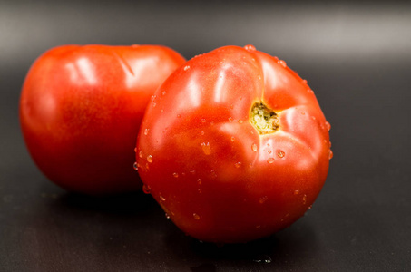 成熟的湿的西红柿宏图片