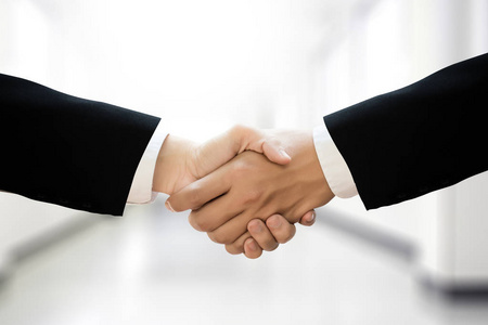 商人握手专业商务伙伴关系会议