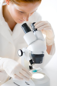 显微镜实验室女人医学研究