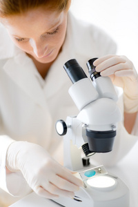 显微镜实验室女人医学研究