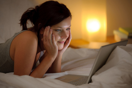sovrum kvll  kvinna med laptop