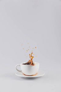 白咖啡杯子时溅起水花图片