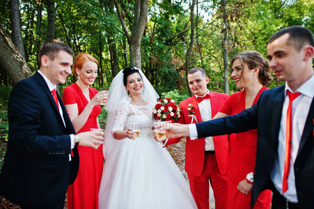 新婚夫妇和伴郎与伴娘喝香槟