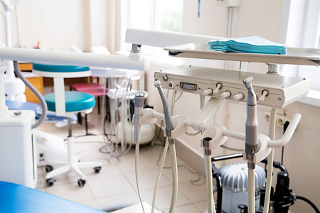 牙科器械和工具在牙医的办公室图片