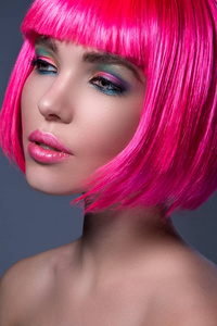 粉红色头发的年轻女人