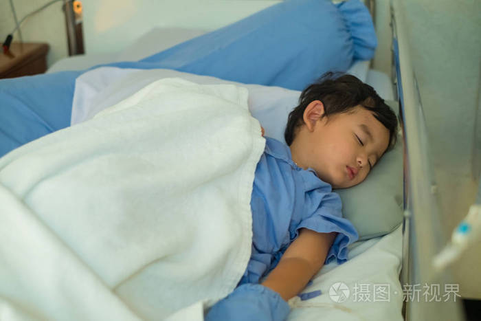 生病的亚洲孩子男孩 2 岁躺生病在医院的床上