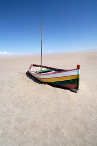 船在沙漠中
