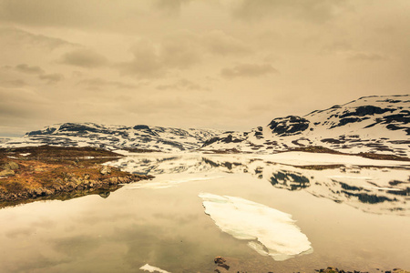 挪威与结冰的湖面的山上风景