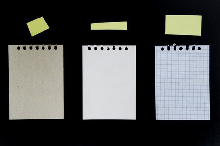 纸 sheet的名词复数  被单 一张通常指标准尺寸的纸 一大片覆盖物
